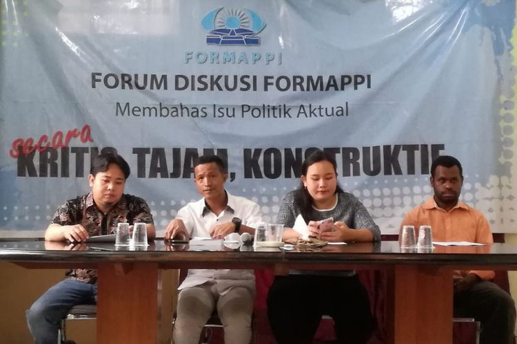 Peneliti Forum Masyarakat Peduli Parlemen Indonesia (Formappi) Lucius Karus (kemeja putih) memaparkan, kinerja DPR di bidang legislasi masih lemah. Hal itu dibuktikan pada masa sidang V 2018 hanya 3 RUU Prolegnas Prioritas dan 2 RUU Kumulatif Terbuka yang berhasil disahkan DPR.