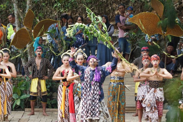 Prosesi pernikahan tembakau di Dusun Gopaan Desa Genito Kecamatan Windusari Kabupaten Magelang, Selasa (13/11/2018).