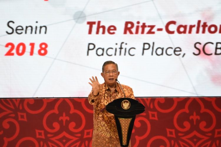 Menteri Koordinator Bidang Perekonomian Darmin Nasution saat memberikan pidato kunci pada acara CEO Networking di Jakarta, Senin (3/12/2018). 