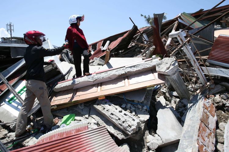 Puing bangunan di Perumnas Balaroa akibat gempa bumi yang mengguncang Kota Palu, Sulawesi Tengah, Minggu (30/9/2018). Gempa bermagnitudo 7,4 mengakibatkan ribuan bangunan rusak dan sedikitnya 420 orang meninggal dunia.