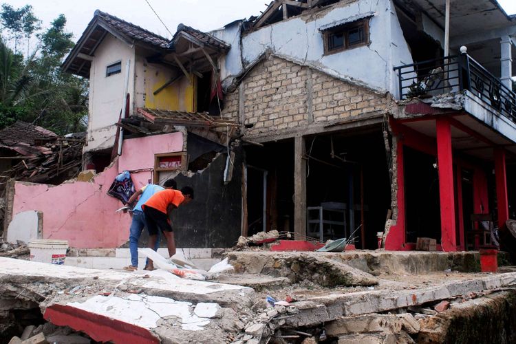 Dua anak kecil sedang bermain di reruntuhan bangunan sebuah rumah yang hancur setelah guncangan gempa berkekuatan 6,1 Magnitudo yang berpusat di Lebak, Banten, terasa sampai ke Kampung Citalahab, Desa Malasari, Kecamatan Naggung, Kabupaten Bogor, Rabu (24/1/2018). Sebanyak 90 kepala keluarga diungsikan dan 204 bangunan rusak akibat guncangan gempa melanda kampung tersebut.