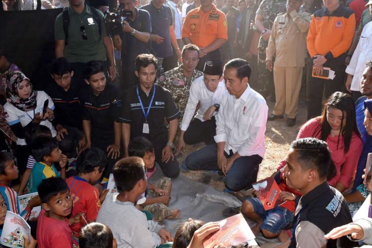 Presiden Joko Widodo (tengah) mengunjungi korban gempa di Desa Madayin, Kecamatan Sambelia, Selong, Lombok Timur, NTB, Senin (30/7/2018). Presiden Jokowi mengatakan pemerintah akan memberikan bantuan untuk perbaikan Rp 50 juta per rumah korban gempa yang mengalami kerusakan.