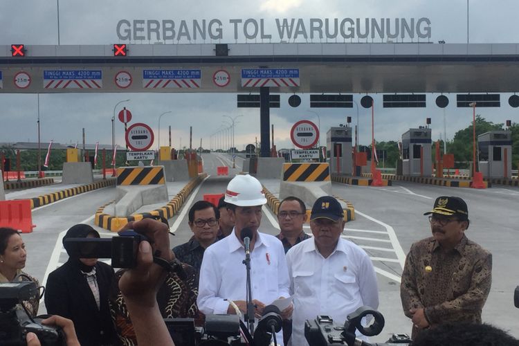 Presiden Joko Widodo saat meresmikan Tol Surabaya-Mojokerto, Selasa (19/12/2017)