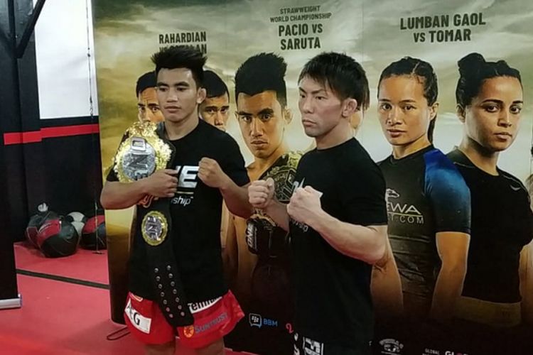 Petarung asal Filipina, Joshua Pacio (kiri), akan menghadapi petarung asal Jepang Yosuke Saruta (kanan) menjalani latihan terbuka jelang laga ONE: Eternal Glory, di Syena Martial Arts Center, Jakarta, Rabu (16/1/2019).