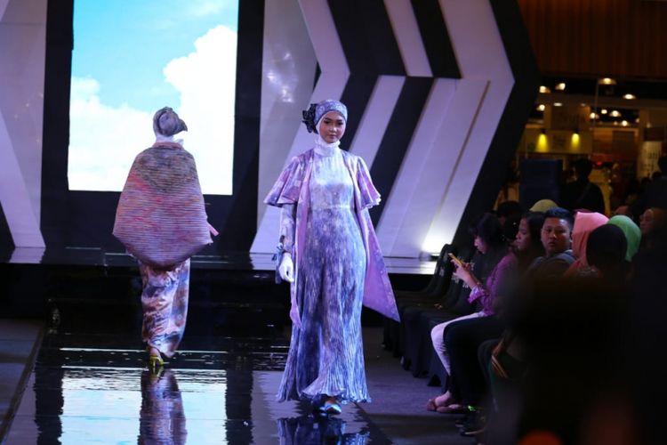 Salah satu busana karya Brilianto yang menggunakan dominasi bahan kain jumputan, silk, dan satin, yang disuguhkan di acara Palembang Fashion Week 2019, Minggu (10/3/2019).