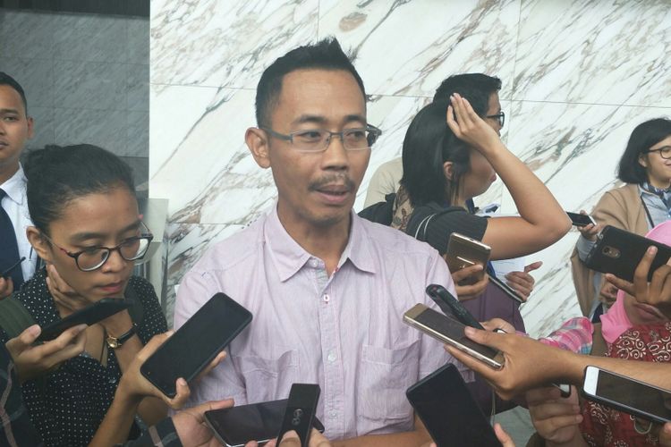 Wakil Ketua AFPBI Sunu Widyatmoko usai menghadiri pertemuan antara Otoritas Jasa Keuangan (OJK) dengan LBH Jakarta di Gedung Wisma Mulia 2, Jakarta, Jumat (14/11/2018).