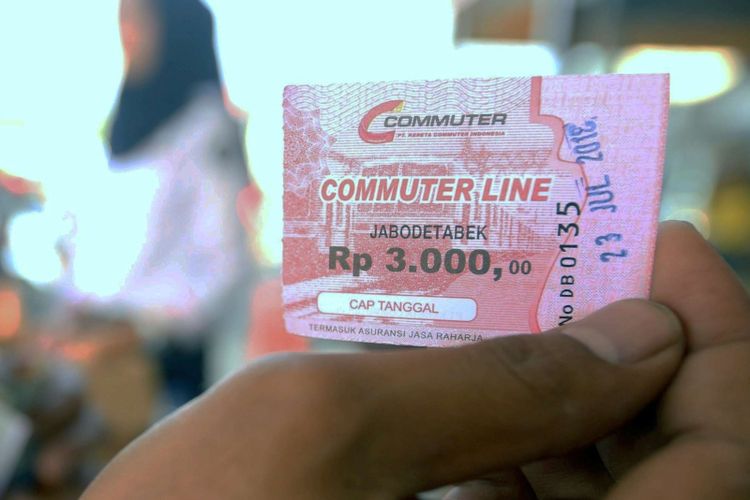 Seorang penumpang menunjukkan tiket kertas usai antre di Stasiun Rawabuntu, Kota Tangerang Selatan, Banten, Senin (23/7/2018). Antrean panjang yang terjadi di seluruh stasiun KRL karena adanya perbaikan sistem e-ticketing yang dilakukan PT Kereta Commuter Indonesia (KCI).