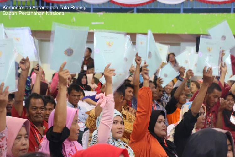 Sebanyak 2.500 sertifikat diserahkan di Pangkal Pinang, Kamis (14/3/2019)