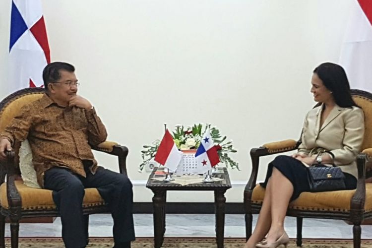 Wakil Presiden Jusuf Kalla menerima kedatangan Wakil Presiden Republik Panama Isabel De Saint Malo De Alvarado di Kantor Wakil Presiden, Jakarta, Jumat (26/10/2018).