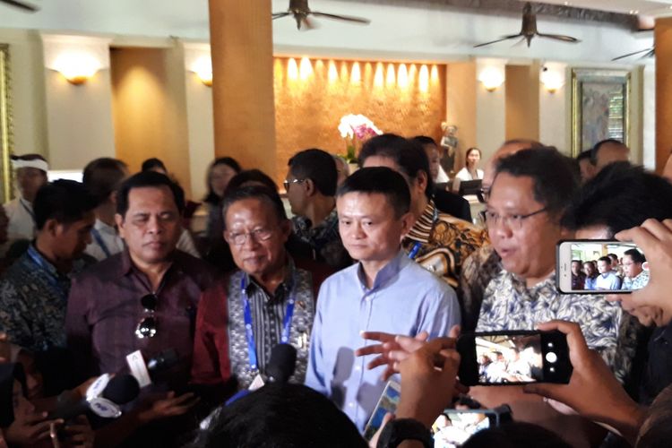 Pendiri dan pimpinan Alibaba Group Jack Ma usai melakukan pertemuan dengan pemerintah Indonesia dan Kadin di The Laguna Resort, Nusa Dua, Bali, Sabtu (13/10/2018). 
