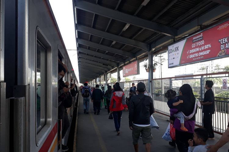 Suasana aktifitas di Stasiun Bekasi di hari pertama pemberlakuan program Senin Diongkosin Jasa Marga, Senin (18/3/2019).