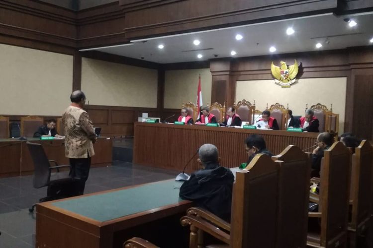 Mantan Direktur Utama PT Asuransi Jasa Indonesia (Jasindo) Budi Tjahjono divonis 7 tahun penjara dan denda Rp 300 juta subsider 3 bulan kurungan oleh majelis hakim pada Pengadilan Tipikor Jakarta, Rabu (10/4/2019).