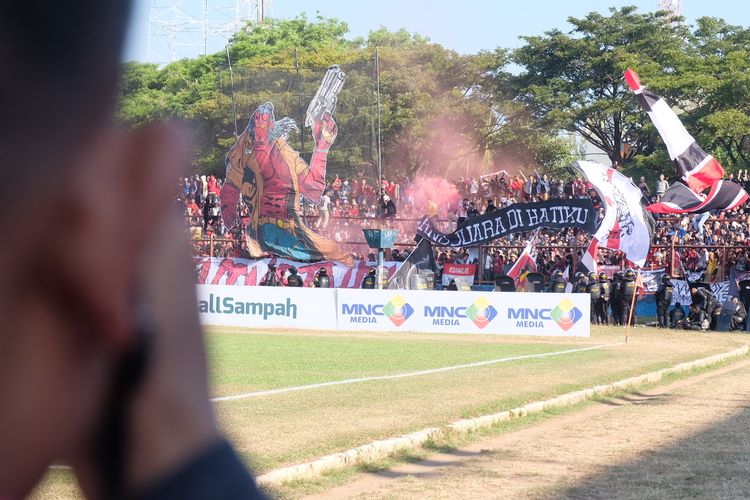 Suporter PSM Makassar memadati salah satu sudut Stadion Mattoangin, Makassar, di laga final Piala Indonesia yang tertunda, Minggu (28/7/2019).