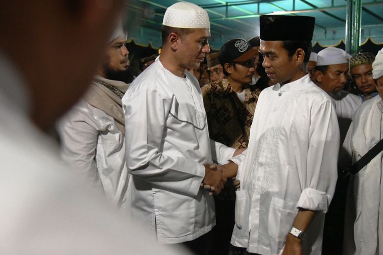Wakil Gubernur Sumatera Utara Musa Rajekshah mendampingi Ustaz Abdul Somad mulai dari Jakarta sampai ke kampung halamannya di Desa Silo Lama, Senin (18/3/2019) malam
