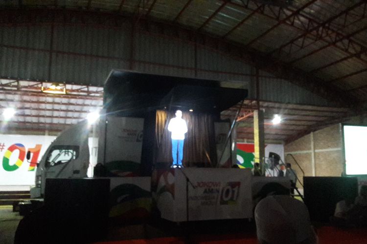 Capres nomor urut 01 Joko Widodo hadir dalam bentuk hologram saat kampanye terbuka di Kabupaten Lebak, Senin (25/3/2019) malam.
