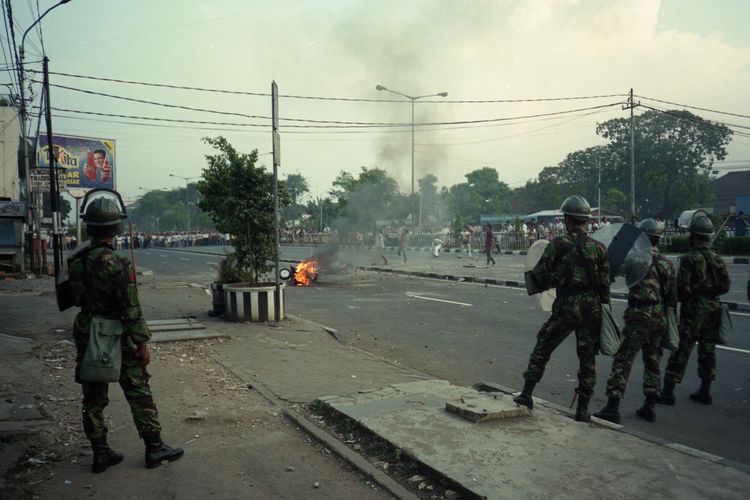 Aksi kerusuhan 27 Juli meluas hingga Jl Matraman, Jakarta Pusat. Sementara massa sudah menutup akses menuju Jatinegara dan Kampung Melayu. Sebuah motor masih teronggok dan terbakar di antara batu-batu yang berserakan. Aparat keamanan berjaga-jaga. 
