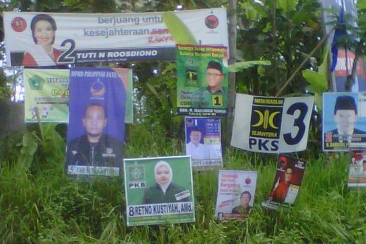 Salah satu pemandangan di Ungaran Timur, Kabupaten Semarang. Sejumlah caleg maupun parpon berlomba-lomba memasang alat peraga kampanye