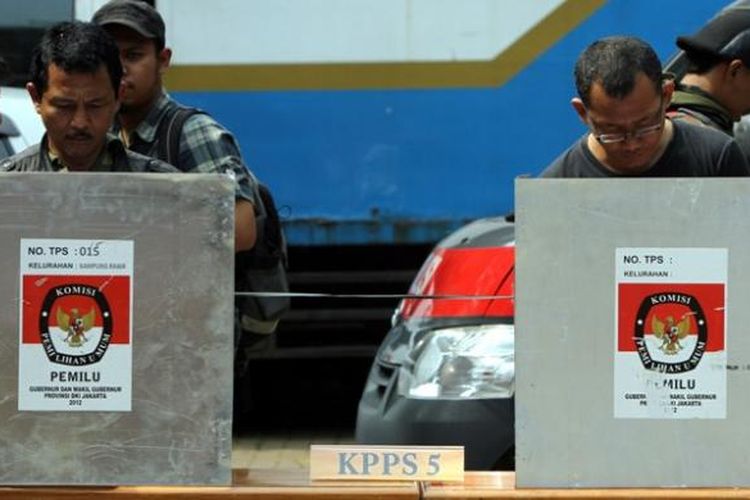 Ilustrasi pemungutan suara: Warga memberikan suara saat simulasi pemungutan suara di TPS Kecamatan Tanah Abang, Jakarta Pusat, Senin (3/3/2013).   