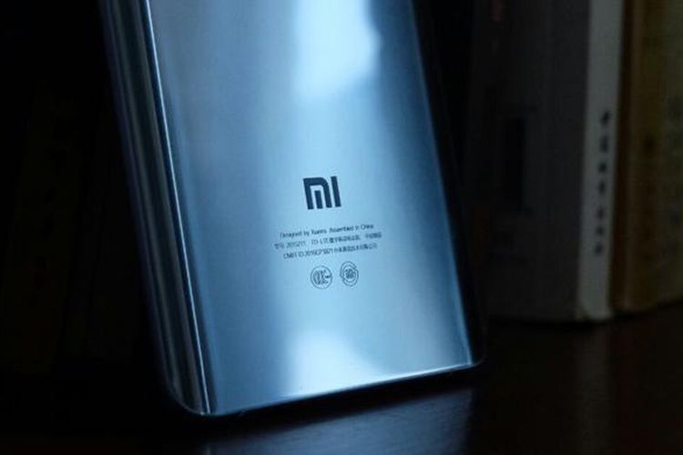 Logo Xiaomi terpampang gagah di bagian belakang Mi Note 2