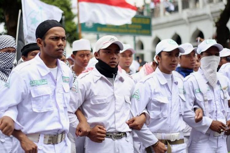 Massa Front Pembela Islam bersiap melakukan longmarch dari Masjid Al-Azhar menuju ke Mabes Polri di Jakarta Selatan, Senin (16/1/2017). Mereka menuntut agar Kapolri Jenderal Pol Tito Karnavian mencopot Kapolda Jawa Barat Irjen Anton Charliyan dari jabatannya karena dianggap membiarkan pecahnya kerusuhan antara FPI dan LSM GMBI di Bandung, Jawa Barat pada pekan lalu.