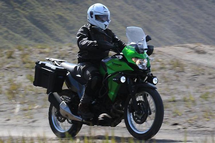 KompasOtomotif di atas Kawasaki Versys-X 250 di lautan pasir Bromo, Jawa Timur.