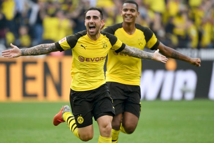 Penyerang Borussia Dortmund, Paco Alcacer, melakukan selebrasi setelah mencetak gol ke gawang Augsburg pada laga lanjutan Liga Jerman di Signal Iduna Park, Sabtu (6/10/2018) malam WIB.
