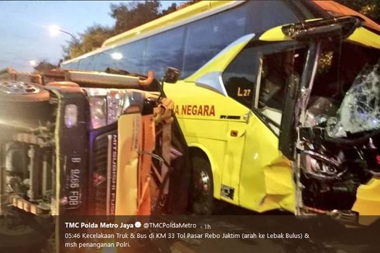 Kecelakaan lalu lintas terjadi antara bus dan truk di kilometer 33 Tol Pasar Rebo Jakarta timur ke arah Lebak Bulus, Jakarta Selatan, Rabu (20/6/2018).
