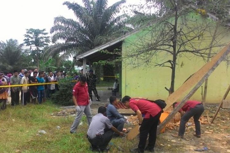 Lokasi ledakan TNT milik Paskhas TNI AU di Dusun Karya ‎Bakti RW 2, RT 1, Desa Pasir Utama, Kecamatan Rambah Samo, Kamis (20/8/2017). 