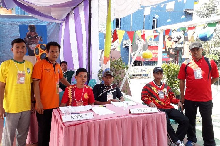 TPS 29 di Perumahan Griya Dumpit Asri, Gandasari, Jatiuwung, Tangerang mengusung konsep Piala Dunia pada Pilkada Tangerang Rabu (27/6/2018).