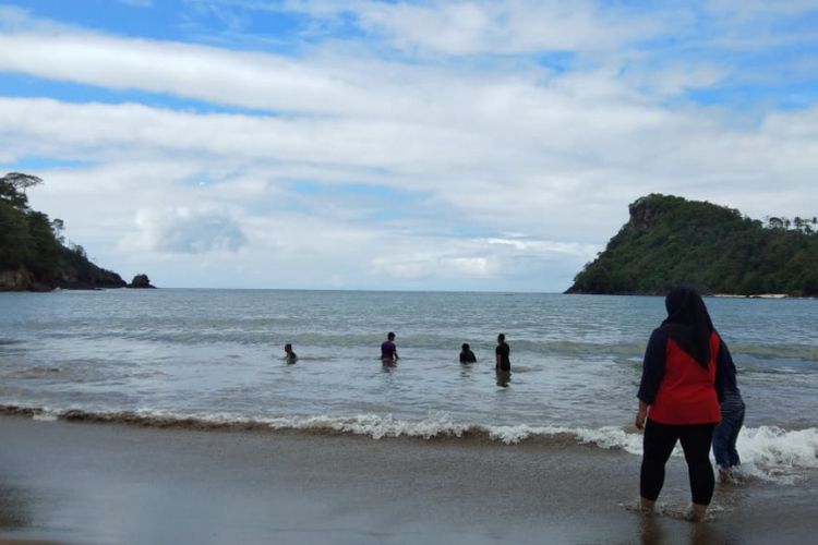 Suasana Pantai Wedi Awu di Dusun Balearjo, Desa Purwodadi, Kecamatan Tirtoyudo, Kabupaten Malang, Jawa Timur, Minggu (2/12/2018).