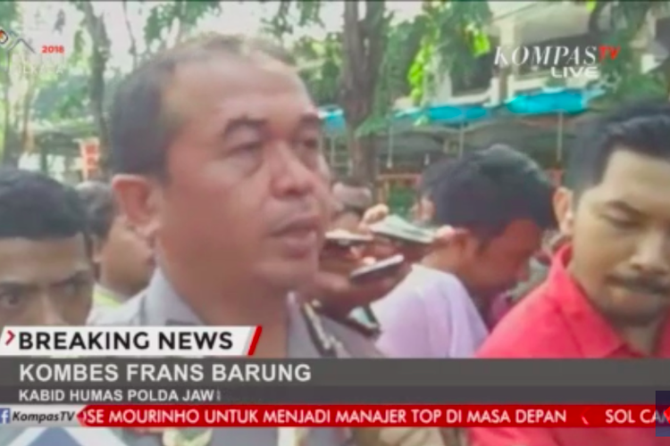 Kabid Humas Polda Jawa Timur Kombes Pol Frans Barung memberikan keterangan kepada wartawan di Surabaya mengenai tiga ledakan yang terjadi di tiga gereja di Surabaya, Minggu (13/5/2018).