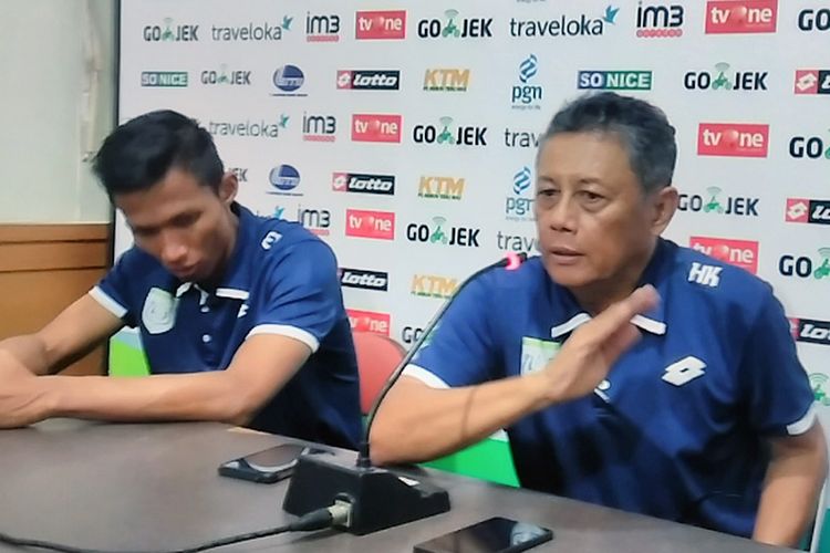 Pelatih Persela Lamongan, Heri Kiswanto (kanan), dan Eki Taufik, selepas pertandingan menghadapi PSM Makassar.