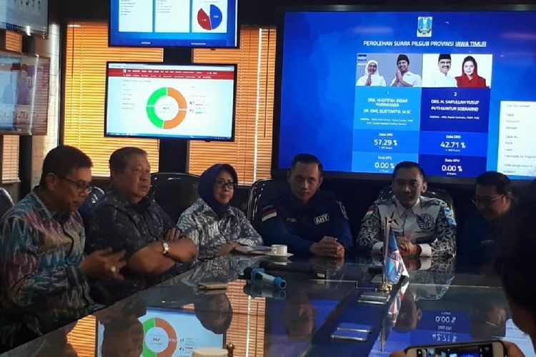Ketua Umum Partai Demokrat Susilo Bambang Yudhoyono memantau hasil quick count Pilkada di DPP Demokrat, Rabu (27/6/2018). 
