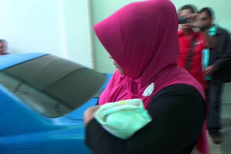 Jasad sang bayi dibawa pihak keluarga ke rumah duka di Kelurahan Aik Kepala Tujuh Pangkal Pinang, Kepulauan Bangka Belitung.