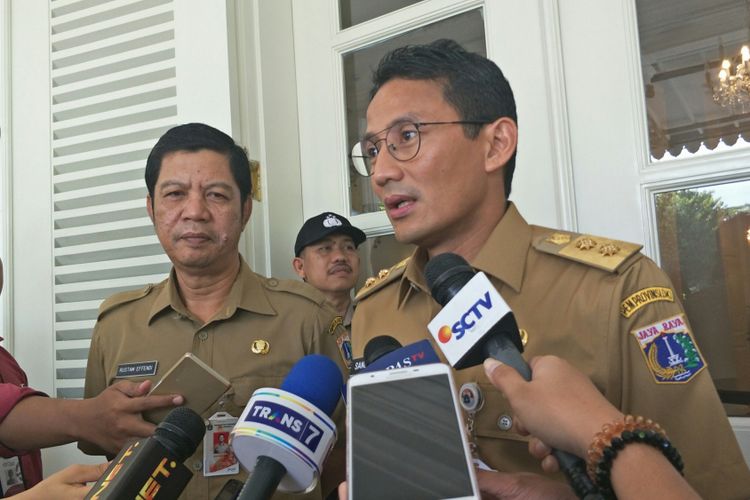 Rustam Effendi dan Wakil Gubernur DKI Jakarta Sandiaga Uno di Balai Kota DKI Jakarta, Jalan Medan Merdeka Selatan, Senin (6/11/2017).