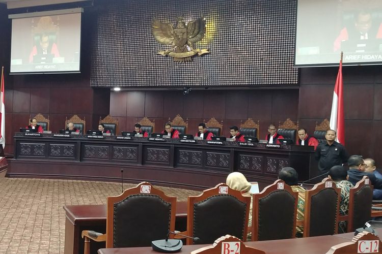 Mahkamah Konstitusi menggelar sidang putusan terhadap permohonan uji materi angket KPK di Jakarta, Kamis (8/2/2018).