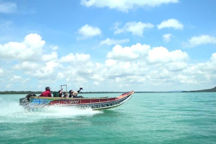 Perahu bermotor dengan kecepatan tinggi menjadi sarana menuju Pulau Kelapan di Kabupaten Bangka Selatan, Kepulauan Bangka Belitung, Sabtu (14/4/2018).