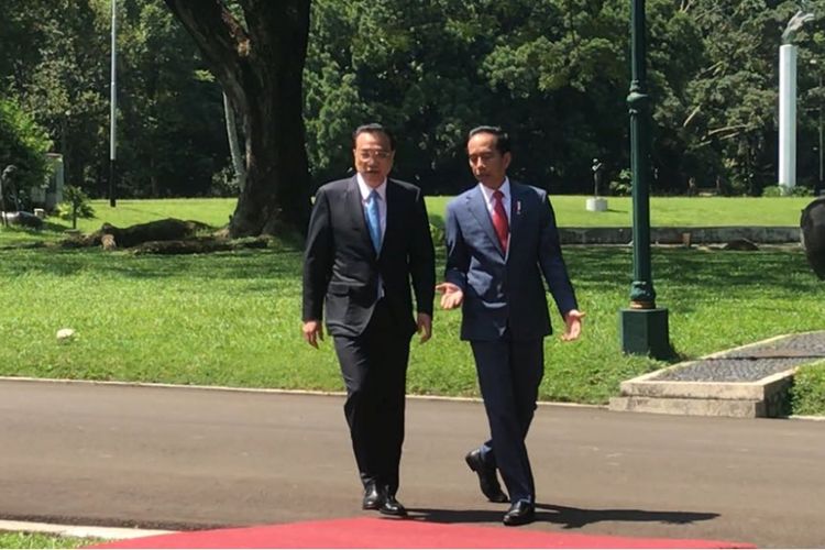 Presiden Joko Widodo dan Perdana Menteri China Li Keqiang berjalan sambil berbincang di Kompleks Istana Presiden Bogor, Senin (7/5/2018).