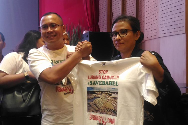 Pembela hak agraria Eva Susanti Hanafi Bande (kanan) meraih Yap Thiam Hien Award (YTHA) 2018 yang diresmikan di Perpustakaan Nasional RI, Jakarta, Senin (21/2019). 