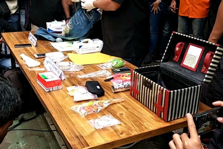 Kotak rias milik putri Elvy Sukaesih, Dhawiya Zaida, diduga digunakan untuk menyimpan alat-alat pengisap sabu. Benda ini menjadi alat bukti yang diperlihatkan penyidik dalam jumpa pers di Mapolda Metro Jaya, Jakarta Selatan, Sabtu (17/2/2018).