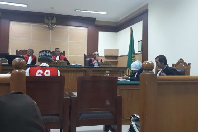 Pendi, Terdakwa Pembunuhan Satu keluarga, saat menghadiri sidang pembelaan (pledoi) di Pengadilan Negeri Tangerang, Senin (9/7/2018)