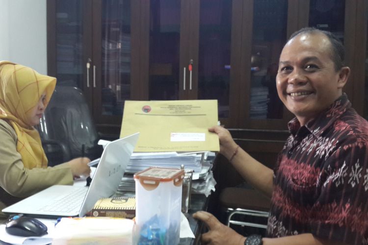 Ketua DPC PDI Perjuangan Kota Malang, I Made Rian Diana Kartika saat menyampaikan berkas PAW ke Sekretariat DPRD Kota Malang, Selasa (4/9/2018)