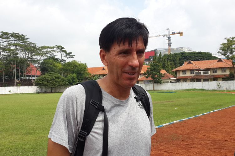 Pelatih Arema FC Milan Petrovic usai memimpin latihan di Stadion Cakrawala, Universitas Negeri Malang, Kota Malang, Rabu (28/11/2018).