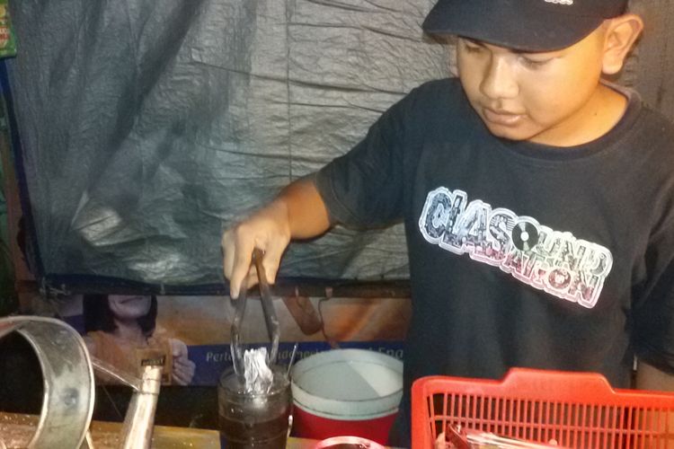 Kopi Joss atau minuman kopi dicampur arang membara saat disajikan di sebuah angkringan di kawasan Lapangan Merdeka Pangkal Pinang, Kepulauan Bangka Belitung, Sabtu (19/1/2019).