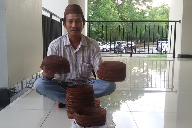 Pedagang kopiah resam, Syamsudin saat ditemui Kompas.com di Masjid Al Kamal kantor gubernur Kepulauan Bangka Belitung, Kamis (7/2/2019).