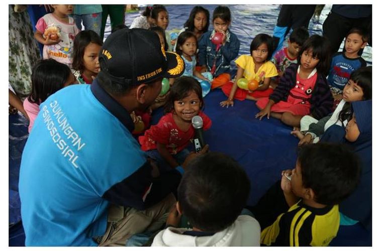 Mensos, Agus Gumiwang mengajak anak-anak tampak menyanyi sambil bertepuk tangan didampingi orangtua mereka.