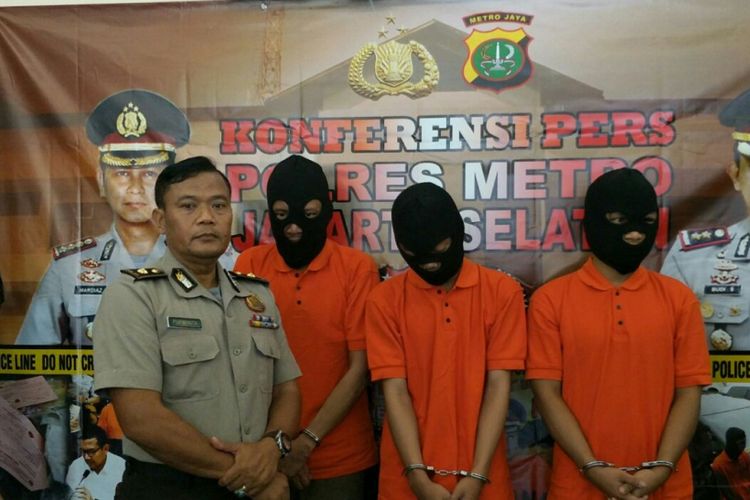 Polisi merilis kasus pencurian terhadap MO (20) yang berniat menjual diri ke kaum gay di Mapolres Metro Jakarta Selatan, Jumat (23/2/2018).