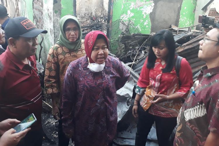 Wali Kota Surabaya Tri Rismaharini meninjau lokasi kebakaran yang menghanguskan 16 rumah dan berdampak pada 11 rumah lainnya di Kelurahan Gundih, Kecamatan Bubutan, Surabaya, Rabu (10/7/2019).