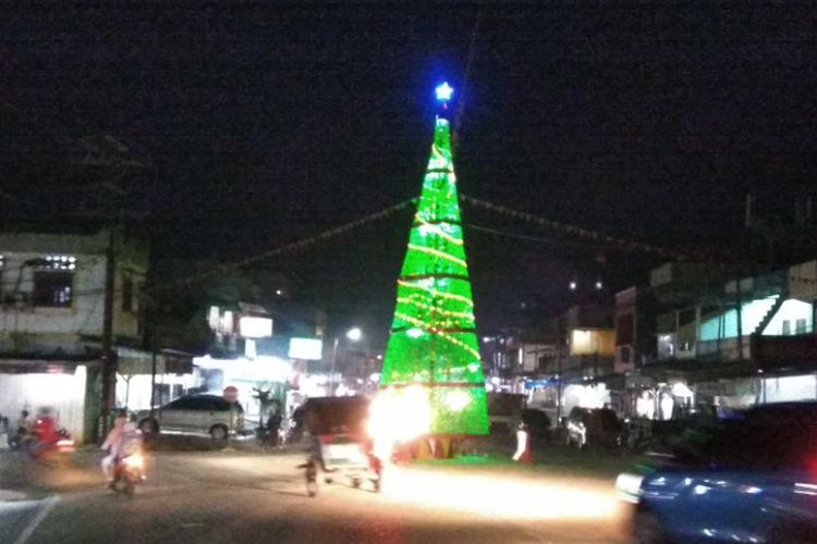 Pohon natal unik berbahan sampah yang terletak di ujung Jalan Sirao menuju Jalan Diponegoro dan melingkar di Jalan Sudirman, Kota Gunungsitoli, Sumatera Utara.