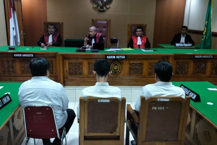 Tiga terdakwa penyelundupan 600.000 pil ekstasi di Bekasi jalani sidang divonis putusan hakim di Pengadilan Negeri Bekasi, Rabu (13/3/2019).
